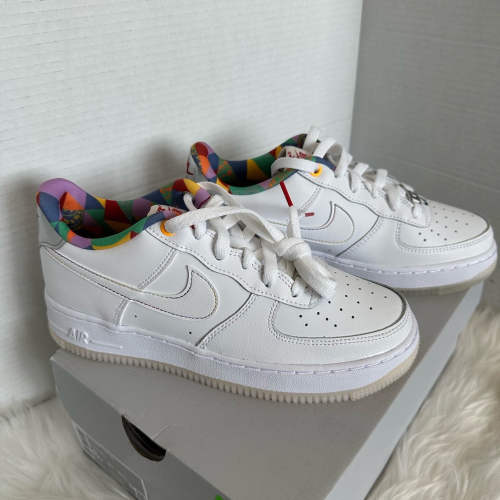 Nike Air Force 1 LV8 WhiteSneakers with Colorful Geometric Lining